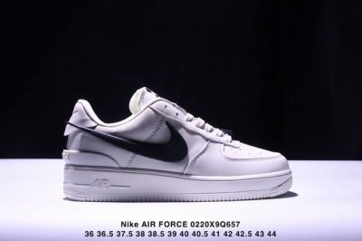 耐克Nike Air Force 1‘07 空军一号低帮百搭休闲运动板鞋。柔软、弹性十足的缓震性能和出色的中底设计，横跨复古与现代的外型结合，造就出风靡全球三十