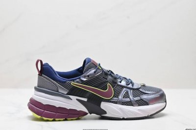 公司级耐克Nike V2K Run跑步鞋复古风潮 网面透气运动鞋 灰银紧致的鞋面材质提供良好的包裹性鞋侧 Swoosh以及鞋头部分搭配增添不少亮点的镀铬细节鞋垫
