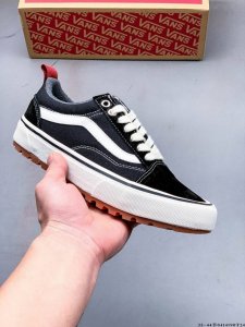 Vans X Imran potato Mte最新联名款！ Vans Old Skool 鞋身采用全猪八皮材质，经典黑白色为主打色，鞋后跟 Vans Logo