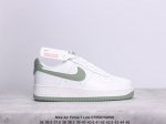 公司级耐克nike Air Force 1 Low 空军一号低帮百搭休闲运动板鞋。柔软、弹性十足的缓震性能和出色的中底设计，横跨复古与现代的外型结合，造就出风靡