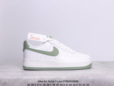 公司级耐克nike Air Force 1 Low 空军一号低帮百搭休闲运动板鞋。柔软、弹性十足的缓震性能和出色的中底设计，横跨复古与现代的外型结合，造就出风靡