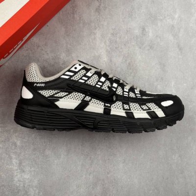 本地220 核心私 耐克 Nike P-6000 复古科技个性休闲运动老爹鞋 该鞋款鞋面采用纵横交错的覆面，重现 2000 年代跑鞋风格，同时搭配缓震鞋垫，带来