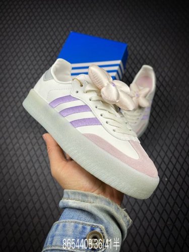 B Adidas Originals Sambae Valentine W 百搭单品 复古桑巴板鞋 这款桑巴鞋展示了高质量的工艺 带有装饰的超锁缝制和无缝的手感