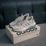 核心私 Adidas X_plrboost 款 爆米花跑鞋 全新跑鞋 爆米花针织鞋面休闲运动慢跑鞋。依旧采用了针织鞋面的设计，但是鞋面的设计语言却并不单调。半透