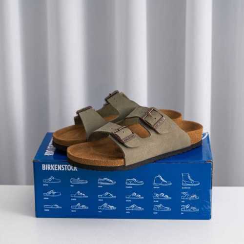核心私 Birkenstock Arizona 系列勃肯皮革皮面双扣时尚凉拖鞋 牛绒面革质地柔软 搭配可调节鞋扣提升穿着舒适度 人体工学设计分散脚部压力 保护脚