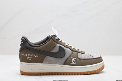 公司级耐克nike Air Force 7空军一号低帮百搭休闲运动板鞋。柔软、弹性十足的缓震性能和出色的中底设计，横跨复古与现代的外型结合，造就出风靡全球三十多