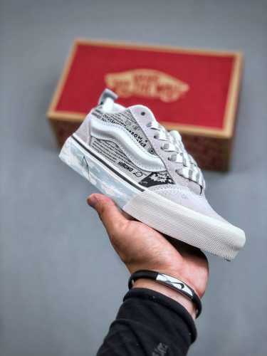 Hirono X Vans Knu Skool 泡泡玛特小野联名 灰白涂鸦 此次vans携手泡泡玛特爆款ip 太有看头了！ Vans超火的土豆鞋，复古经典，鞋头