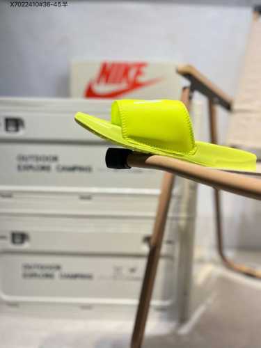 斯图西联名款Stussy X Nike Benassi 拖鞋 一字拖男女凉拖鞋沙滩鞋。一直广受青睐的Nike Sportswear 主打单品搭载了独具特色的鞋款