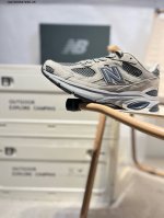 new Balance 2010系列复古老爹风休闲鞋 #采用轻质牛剖革拼接透气网眼衬垫织物鞋面材质 T-Beam大底提供足步弓支撑，保持步态稳定 后跟搭载外露缓