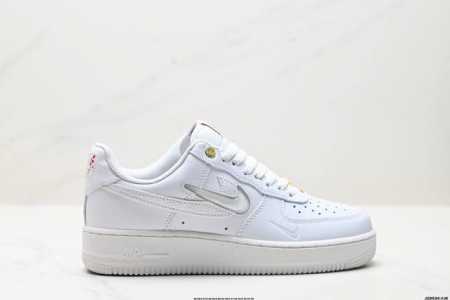 真标耐克Nike Air Force 1‘07空军一号低帮百搭休闲运动板鞋。柔软、弹性十足的缓震性能和出色的中底设计，横跨复古与现代的外型结合，造就出风靡全球三 - 点击图像关闭