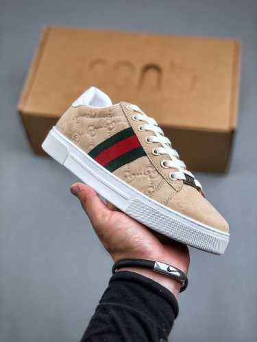 Gucci 2024轻奢单品 古驰百搭休闲运动板鞋 明星同款 小红书爆款 精选头层小牛皮 鞋面走线工整 清晰质感 高端时尚 简约大气 防滑舒适 鞋底采用固特异内