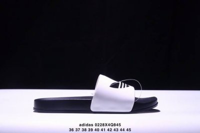 阿迪达斯 Adidas情侣夏季沙滩涉水休闲百搭运动潮流人字拖凉拖鞋。 Xm0228Q8