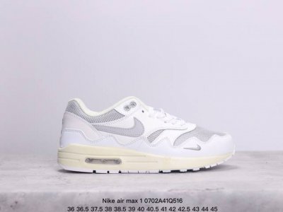 Nike Air Max1由 Tinker Hatfield和 Mark Parker在1987年设计,灵感来自于巴黎蓬皮杜中心。Tinker Hatfield