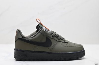真标耐克Nike Air Force 1“07空军一号低帮百搭休闲运动板鞋。柔软、弹性十足的缓震性能和出色的中底设计，横跨复古与现代的外型结合，造就出风靡全球三