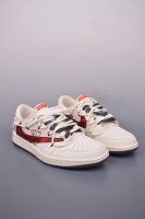 fragment X Travis Scott X Supreme 绑带解构 air Jordan 1 Low 三方联名倒钩 全新的三方联名低帮倒钩鞋面延续了黑