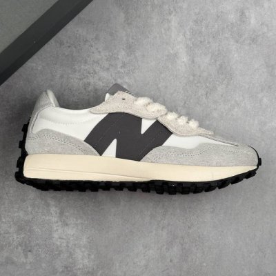 本地210 核心私 New Balance 327系列复古休闲运动慢跑鞋 #以纯粹的复古风格设计打造的全新造型。侧身还以解构设计，将 N 字标志以做旧压花样式呈