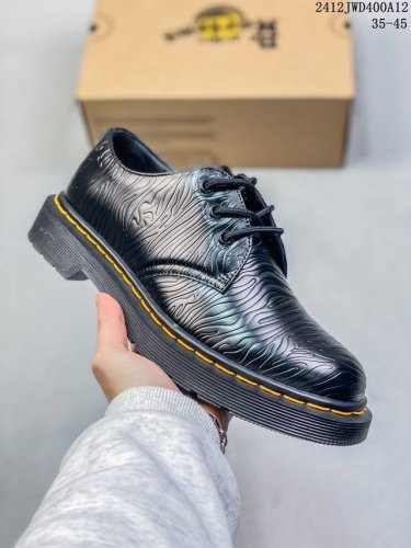 Dr.Martens 马汀博士 采用硬质牛培开边珠牛培皮打造鞋面，厚实耐磨pvc原厂透明水晶橡胶大底，原版一致空补胶“零胶”工艺，真实大底拉帮线锁底著名工鞋品牌