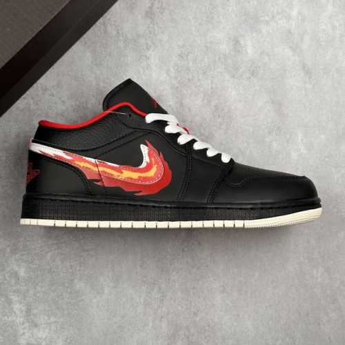 本地220 核心私 air Jordan 1 Low 低帮 火焰黑红 Aj1 乔丹1代 乔丹篮球鞋系列 整体采用黑色皮革打造鞋身，搭配红色内衬，鞋身内侧点缀趣味