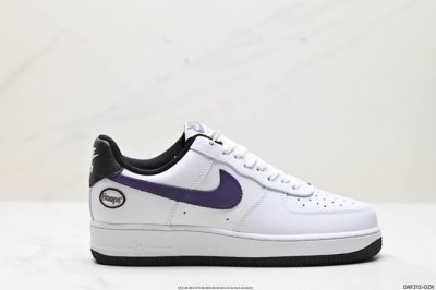 真标耐克nike Air Force 1 Low 空军一号低帮百搭休闲运动板鞋。柔软、弹性十足的缓震性能和出色的中底设计，横跨复古与现代的外型结合，造就出风靡全
