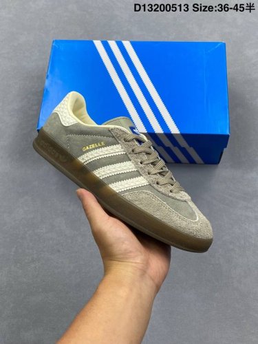 adidas 阿迪达斯 德训系列 男女鞋真标半码制，原楦开发版型，采用固色翻毛皮组合纤维革鞋面材质，内环保海玻璃人体工学鞋垫，全新开发国标5级耐磨标准橡胶大底将