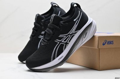 250 公司级Asics 亚瑟士Gel-Nimbus 26稳定跑鞋鞋面采用双层提花网面设计，提高包裹性和透气性，后跟搭载稳定系统科技T-Gel提升整体支撑力和结