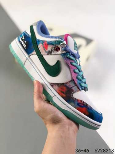 真标带半码！ 耐克nike Sb Dunk Low 复古低帮休闲运动滑板板鞋。采用脚感柔软舒适zoomair气垫，有效吸收滑板等极限运动在落地时带来的冲击力，为