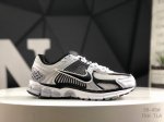 真标带半码 耐克 Nike Zoom Vomero Roam 5 Roam 复古跑五代休闲运动慢跑鞋 简洁设计 功能性强 防水防撕裂鞋面 鞋带也改成了束绳设计