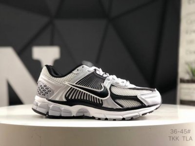 真标带半码 耐克 Nike Zoom Vomero Roam 5 Roam 复古跑五代休闲运动慢跑鞋 简洁设计 功能性强 防水防撕裂鞋面 鞋带也改成了束绳设计