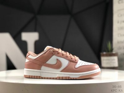 120 Nike Dunk Low 此款鞋采用近几年比较流行的版型设计，外观时尚大气。鞋底采用耐磨的材质，穿上它，让您在平时生活和工作中都会感觉到舒适的体验。