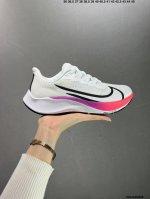 耐克air Zoom Pegasus 37登月37代。飞马涡轮增压马拉松慢跑鞋沿袭pegasus 37前足的zoom Air气垫设计，带来出色的回弹迈步体验！