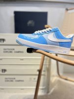 耐克 Nike Air Force 1 '07空军一号 百搭休闲运动板鞋。柔软、弹性十足的缓震性能和出色的中底设计，横跨复古与现代的外型结合，造就出风靡全球三十