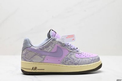 真标耐克Nike Air Force 1“07空军一号低帮百搭休闲运动板鞋。柔软、弹性十足的缓震性能和出色的中底设计，横跨复古与现代的外型结合，造就出风靡全球三