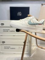 蛇年限定 X 耐克 Nike Air Force 1 '07空军一号 百搭休闲运动板鞋。柔软、弹性十足的缓震性能和出色的中底设计，横跨复古与现代的外型结合，造就