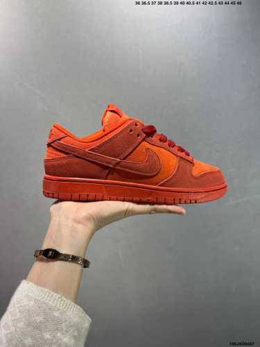 公司级Nike Dunk Sb Low 定制配色 定制Dunk Sb顾名思义，具有经典的Dunk血缘，又注入了更多的时尚元素。相较于普通的Dunk滑板鞋，改良版