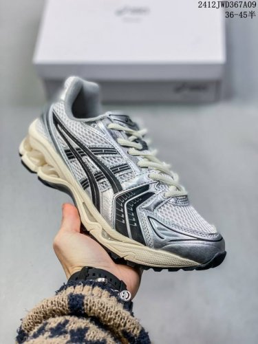 Jjjjound X Asics Gel Kayano 14黑色搭配让整鞋兼具复古气息和未来感，更有别样的视觉效果。鞋面材质方面，两款鞋采用网布和热熔材质相拼接