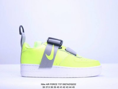 耐克nike Air Force 7 空军一号低帮百搭休闲运动板鞋。柔软、弹性十足的缓震性能和出色的中底设计，横跨复古与现代的外型结合，造就出风靡全球三十多年的