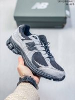 新百伦 New Balance 2002R 跑鞋 男女运动鞋 潮老爹鞋。沿袭了面世之初的经典科技，以 Encap 中底配以升级版 N-Ergy 缓震物料。鞋面则