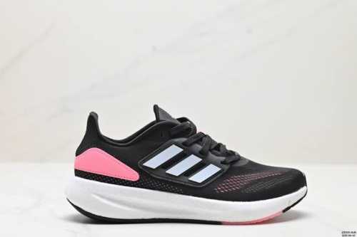 公司级阿迪达斯adidas Pureboost 22爆米花缓震中底跑步鞋。鞋面以织编材质为基底，后及跟脚趾处融全入新设计，通过格网印刷支将撑材料于附鞋面上，既保