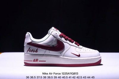 真标耐克nike Air Force 7 Lv8空军一号低帮百搭休闲运动板鞋。柔软、弹性十足的缓震性能和出色的中底设计，横跨复古与现代的外型结合，造就出风靡全球