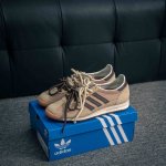 核心私 Adidas Originals Sl 72 Og 超轻便透气复古慢跑鞋 鞋头的设计饱满圆润 鞋面是翻毛皮和尼龙材质结合 上脚舒适柔软 橡胶大底非常耐磨