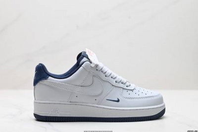 真标耐克nike Air Force 7空军一号低帮百搭休闲运动板鞋。柔软、弹性十足的缓震性能和出色的中底设计，横跨复古与现代的外型结合，造就出风靡全球三十多年