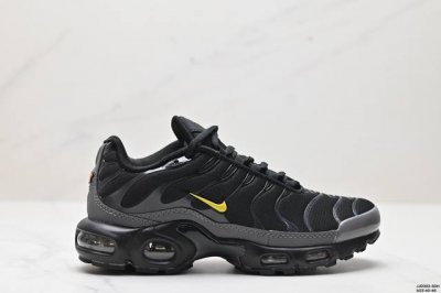 真标耐克 Nike Air Max Plus是nike旗下另类鞋款的代表，Tn 它诞生于 6年，是第一款使用tunedair气垫的跑鞋，其特点就在于实现各气室间
