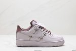 公司级耐克nike Air Force 1’07 空军一号低帮百搭休闲运动板鞋。柔软、弹性十足的缓震性能和出色的中底设计，横跨复古与现代的外型结合，造就出风靡全