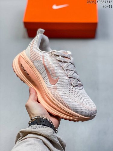 nike Vomero 18 耐克 舒适减震防滑 低帮跑步鞋 全掌Reactx泡绵中底 前掌和后跟还配备了Air Zoom气垫单元 据说跑起来更快更舒适哦 这次