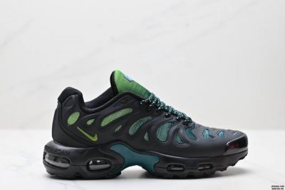 公司级耐克 Nike Air Max Plus是Nike旗下另类鞋款的代表，Tn 它诞生于1996年，是第一款使用Tunedair气垫的跑鞋，其特点就在于实现各