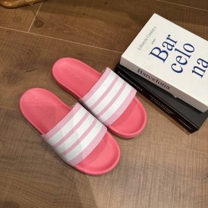 放 2025新款阿迪儿童一脚蹬拖鞋凉鞋亲子鞋沙滩鞋 size 22 35 童鞋 36-39码 百搭又不失时尚的三条纹 透气性强 舒适不闷脚 橡胶耐磨防滑大底 脚