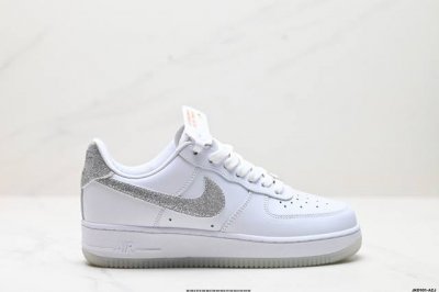 公司级耐克nike Air Force 1‘07 空军一号低帮百搭休闲运动板鞋。柔软、弹性十足的缓震性能和出色的中底设计，横跨复古与现代的外型结合，造就出风靡全