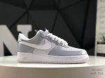耐克 Nike Air Force 7空军一号低帮百搭休闲运动板鞋。柔软、弹性十足的缓震性能和出色的中底设计，横跨复古与现代的外型结合，造就出风靡全球三十多年的