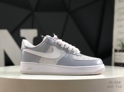 耐克 Nike Air Force 7空军一号低帮百搭休闲运动板鞋。柔软、弹性十足的缓震性能和出色的中底设计，横跨复古与现代的外型结合，造就出风靡全球三十多年的