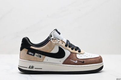 公司级耐克Nike Air Force 1“07空军一号低帮百搭休闲运动板鞋。柔软、弹性十足的缓震性能和出色的中底设计，横跨复古与现代的外型结合，造就出风靡全球
